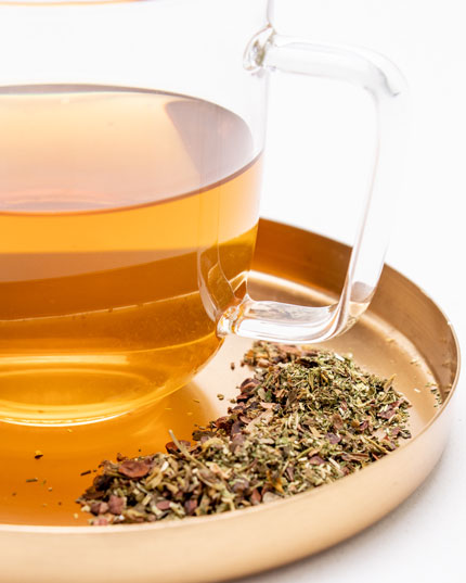 Den Teebeutel mit kochendem Wasser übergießen Den Teebeutel mit kochendem Wasser übergießen