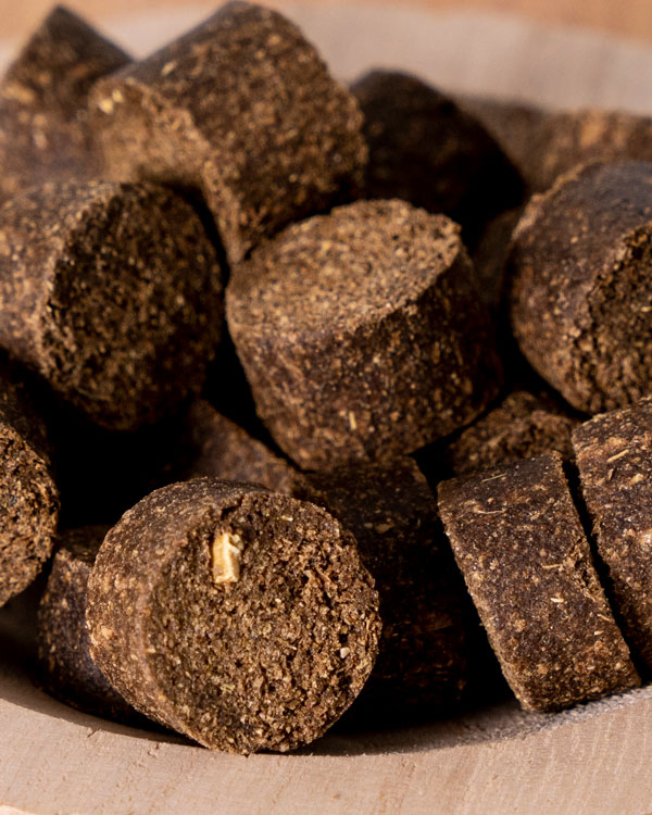 Mit Hanfmehl, Melisse, Kamille und Rosenwurz Mit Hanfmehl, Melisse, Kamille und Rosenwurz