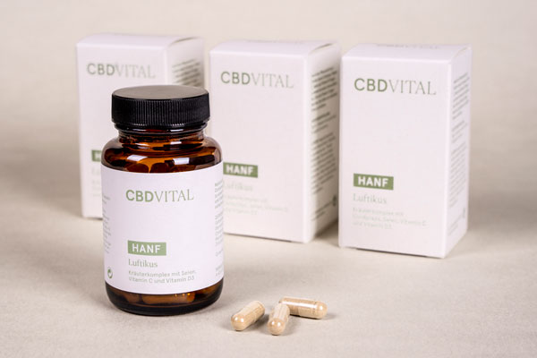 Mit Lungenkraut, Wildem Majoran und Hagebutte Mit Lungenkraut, Wildem Majoran und Hagebutte